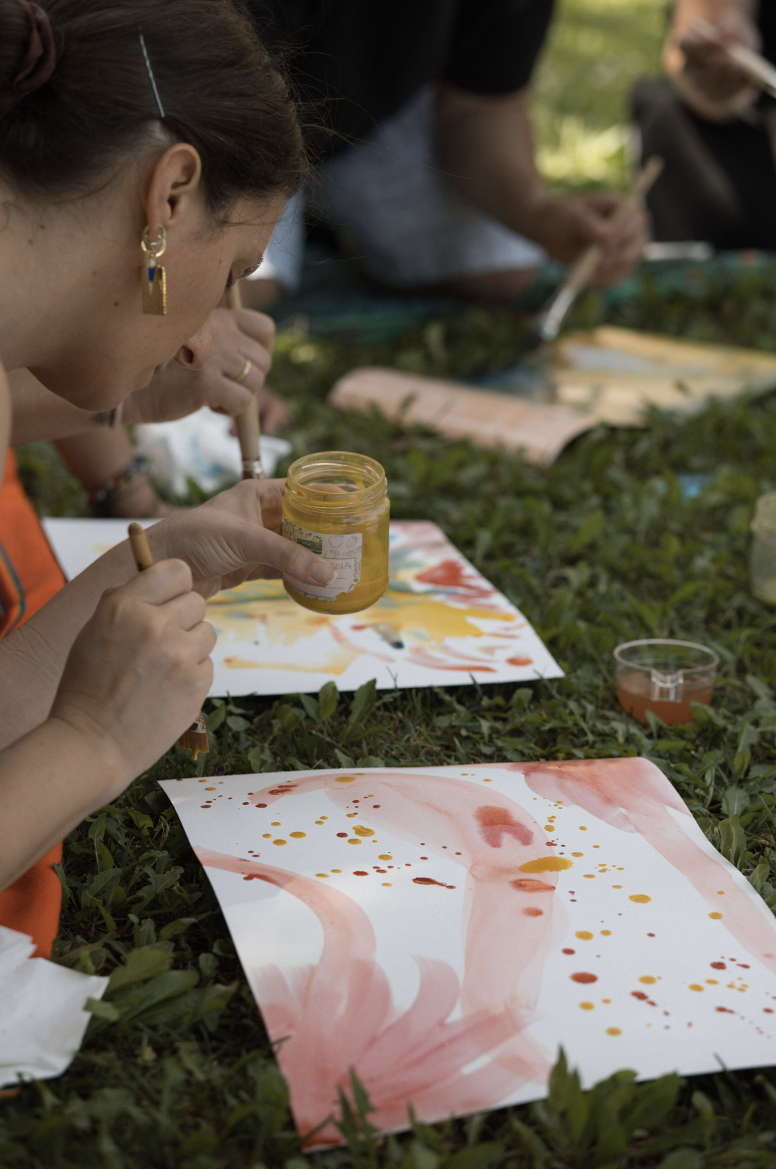 Laboratorio di arte terapia nel parco con acquerelli