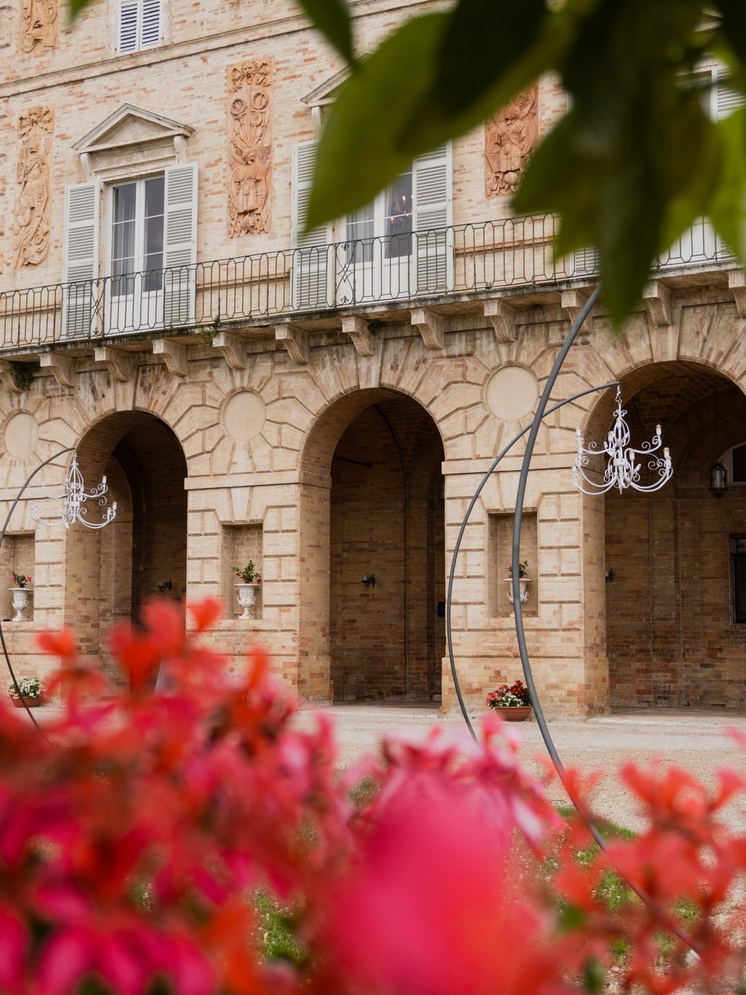 Loggia con archi e fioriture rosse