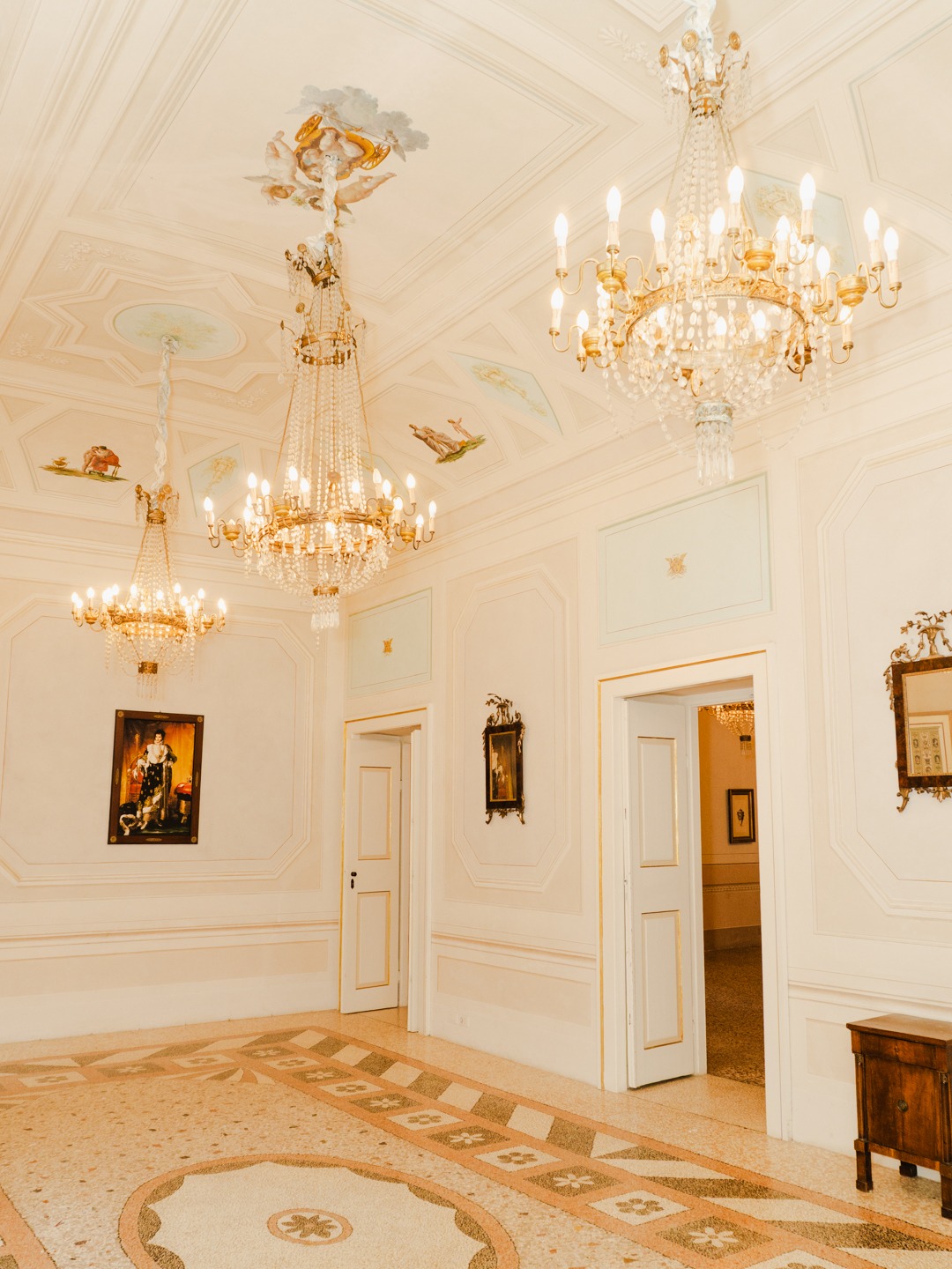 Sala con lampadari di cristallo e soffitto dipinto