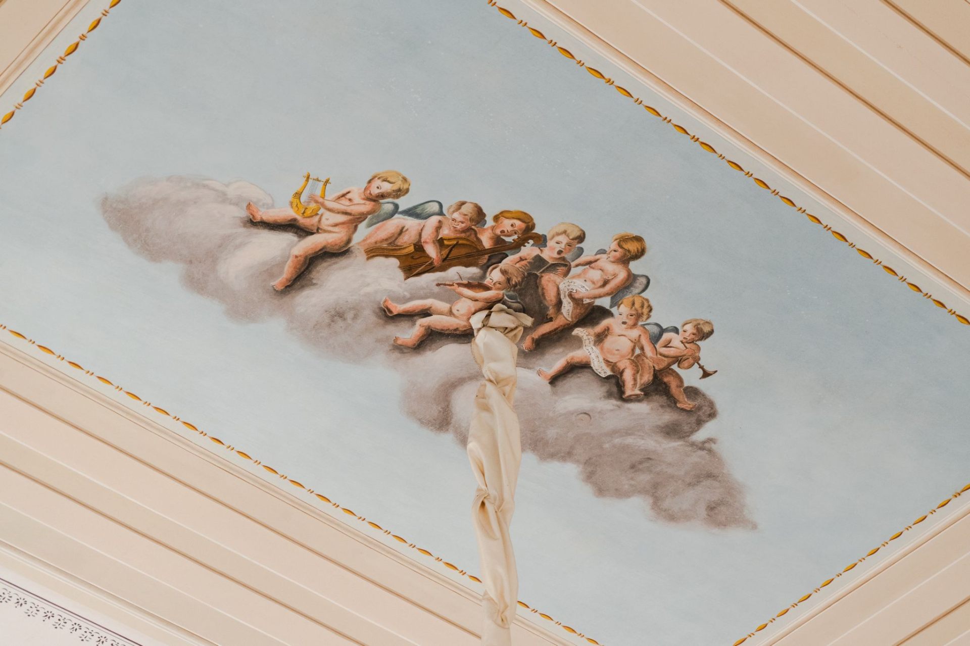 Affresco con putti musicanti sul soffitto del Piano Nobile