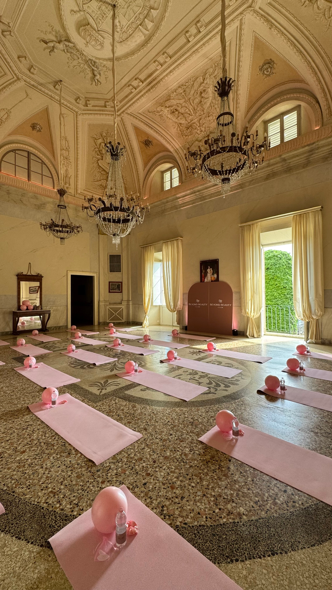 Sessione di yoga e pilates nel salone affrescato della Reggia