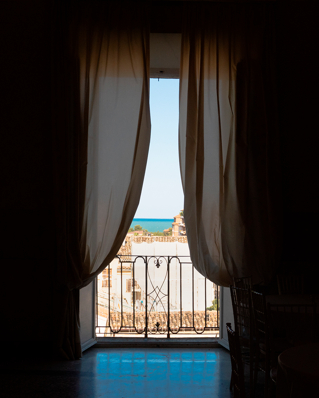 Finestra con tende sull'Adriatico