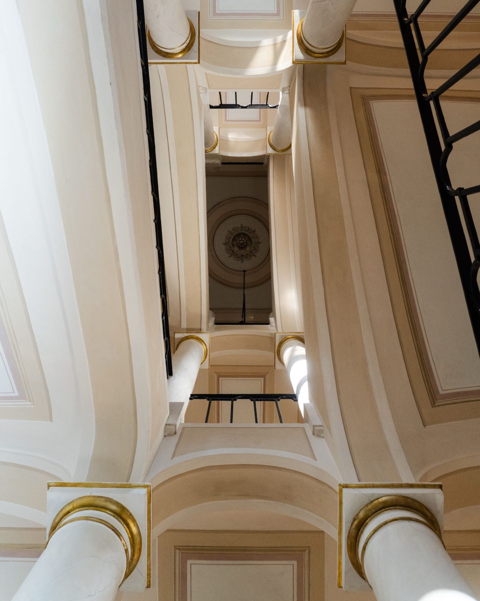Tromba delle scale con colonne dorate