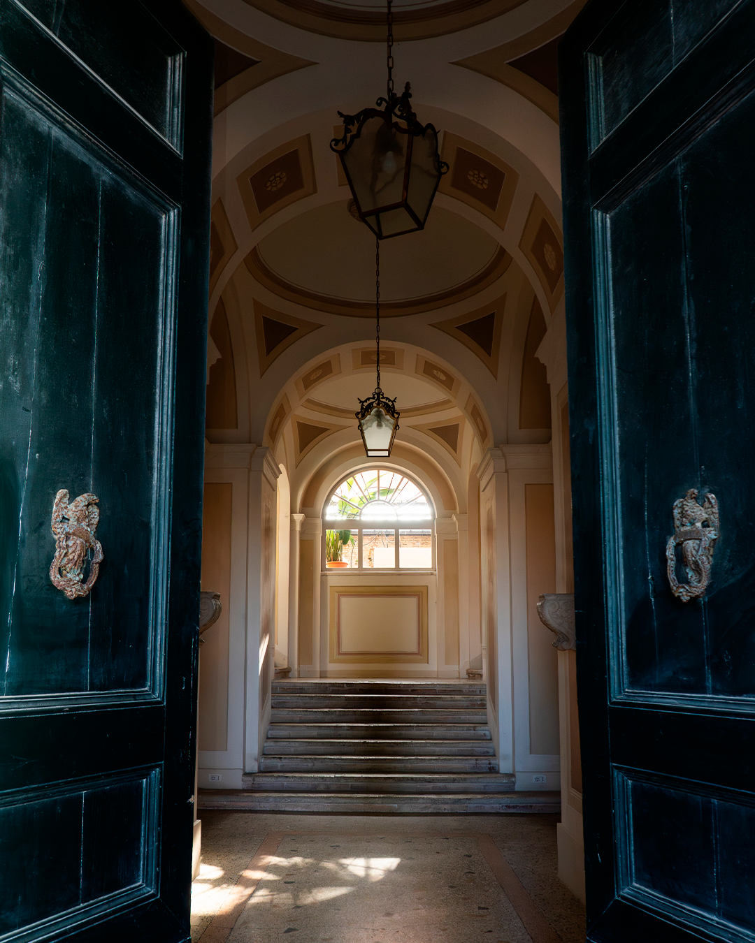 La porta monumentale della Reggia che si apre verso gli interni storici