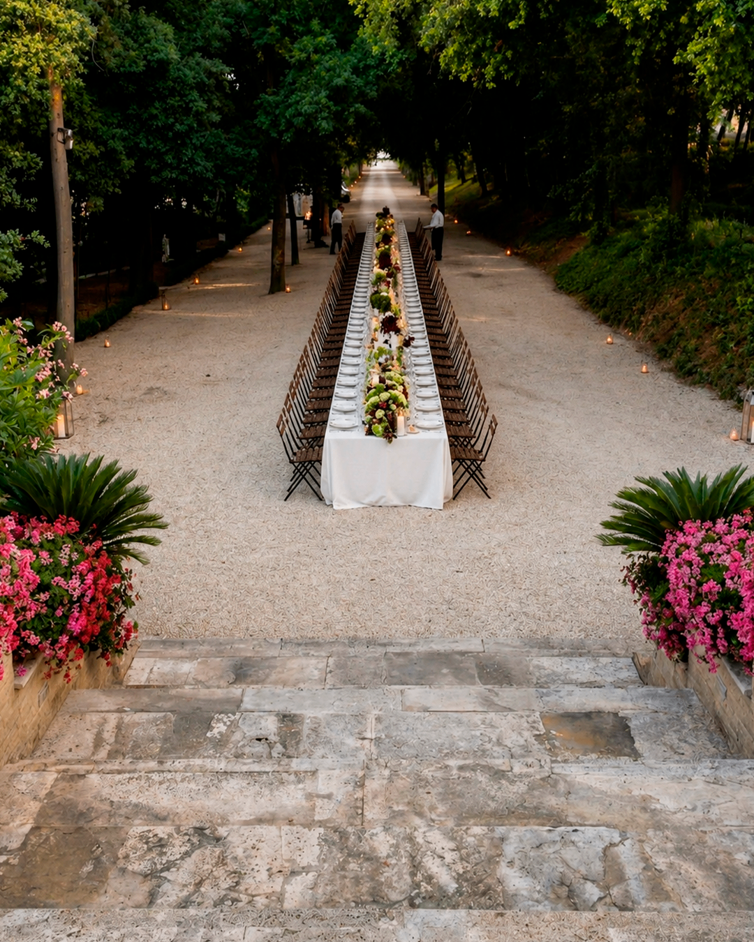 Tavolata scenografica nel viale alberato della Reggia
